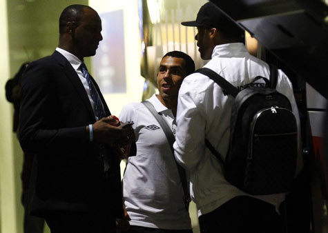 Tevez phải nhờ tới các nhân viên an ninh để về nhà an toàn