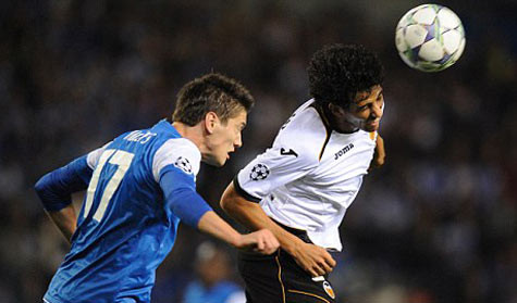 Daniel Parejo (phải) được định giá 7 triệu