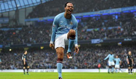 Joleon Lescott nhảy lên ăn mừng với bàn thắng cho Man City