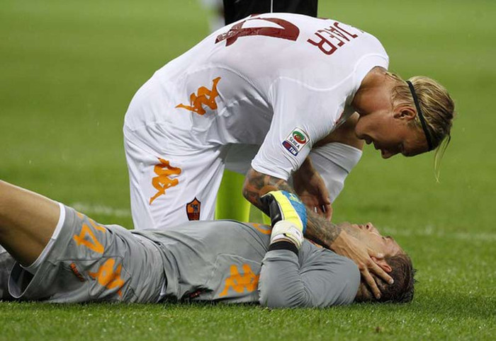 Anh lãnh trọn đầu gối vào mặt