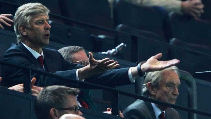 Arsene Wenger ngồi trên khán đài theo dõi các học trò vì án phạt Arsene Wenger ngồi trên khán đài theo dõi các học trò vì án phạt