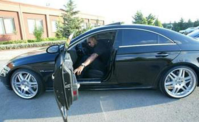 Anelka thì cải tiến chiếc Mercedes dùng riêng cho đi tập Anelka thì cải tiến chiếc Mercedes dùng riêng cho đi tập