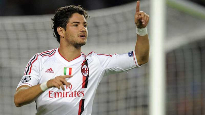 Vỗ mặt: Pato chọc thủng lưới Barca sau 24 giây bóng lăn tại Nou Camp Vỗ mặt: Pato chọc thủng lưới Barca sau 24 giây bóng lăn tại Nou Camp