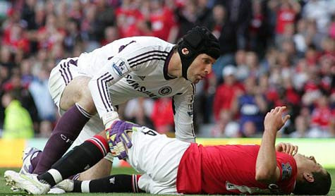 Chicharito nằm đau đớn trên sân sau cú đạp của Ashley Cole.