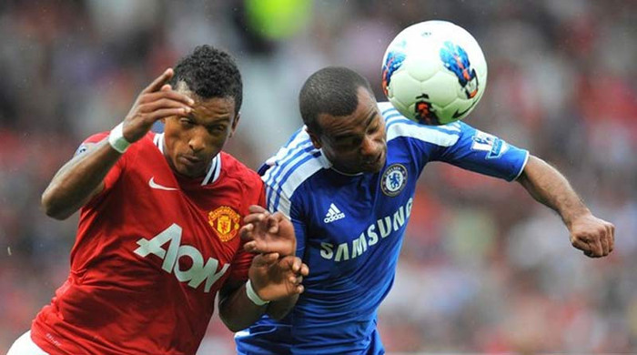 Ashley Cole liên tục để cho Nani vượt qua Ashley Cole liên tục để cho Nani vượt qua