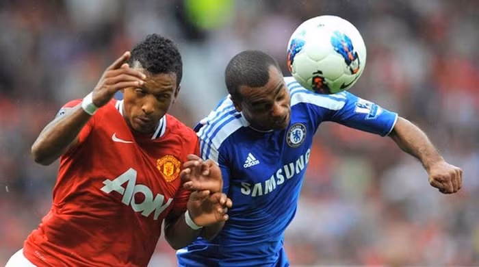 Ashley Cole liên tục để cho Nani vượt qua Ashley Cole liên tục để cho Nani vượt qua