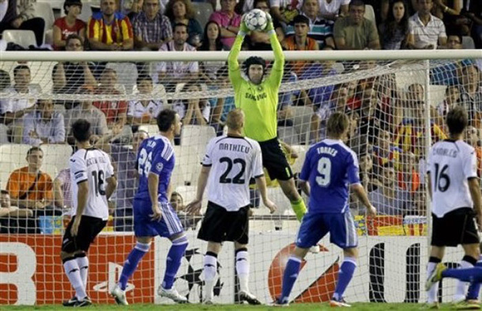 Cech bắt gọn một cú sút bổng Cech bắt gọn một cú sút bổng