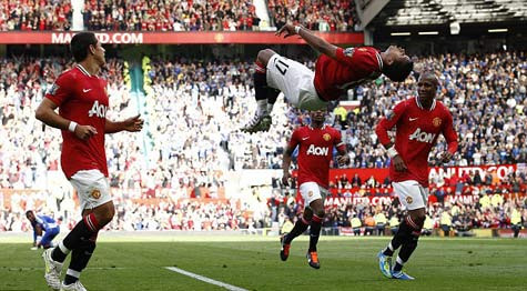 Nani ăn mừng với cú Santo sau màn solo đẳng cấp