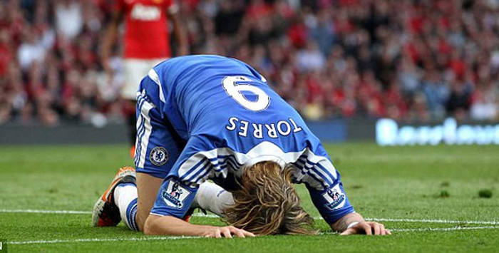 Torres sút ra ngoài trước cầu môn trống Torres sút ra ngoài trước cầu môn trống