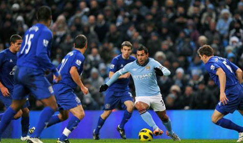 Carlos Tevez trong vòng vây của các cầu thủ Everton