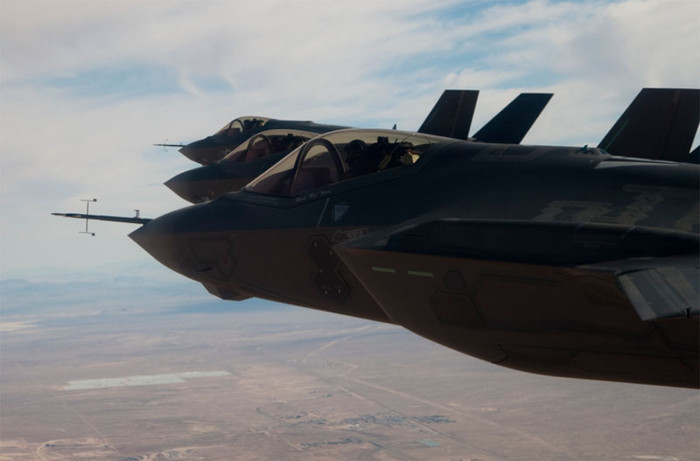 Ba chiếc máy bay F-35A mang số hiệu AF-02 AF-03 AF-04 bay theo đội hình Ba chiếc máy bay F-35A mang số hiệu AF-02 AF-03 AF-04 bay theo đội hình