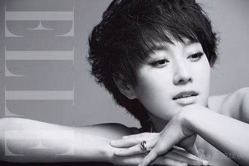 Năm 2004, Mã Y Lợi kết thúc mối tình kéo dài 5 năm với đạo diễn Quan Hổ. Năm 2008, cô đột ngột tuyên bố kết hôn với Văn Chương – đồng nghiệp kém cô tận 9 tuổi. Tháng 11/2008, cô sinh hạ một tiểu công chúa và tỏ ra rất mãn nguyện với cuộc sống gia đình của mình. Năm 2004, Mã Y Lợi kết thúc mối tình kéo dài 5 năm với đạo diễn Quan Hổ. Năm 2008, cô đột ngột tuyên bố kết hôn với Văn Chương – đồng nghiệp kém cô tận 9 tuổi. Tháng 11/2008, cô sinh hạ một tiểu công chúa và tỏ ra rất mãn nguyện với cuộc sống gia đình của mình.