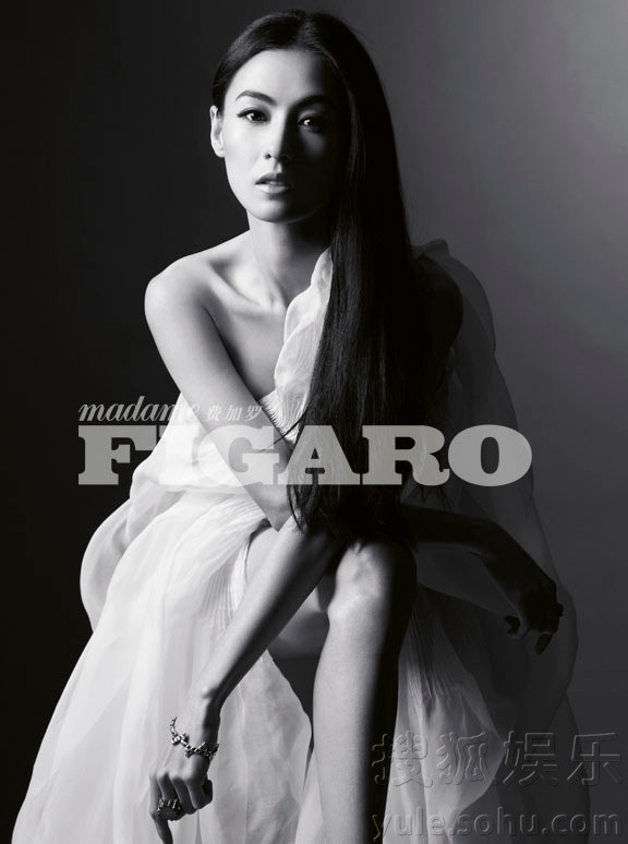 Nét duyên dáng của bà mẹ hai con kết hợp với sự quyến rũ của 1 phụ nữ sành điệu đã giúp tạo nên hình ảnh Trương Bá Chi nổi bật và đầy ấn tượng.