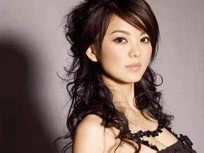 Người đẹp đa năng này mới chia tay với chồng - thương gia tiếng tăm Lý Hậu Lâm sau 2 năm đầu gối tay ấp và có chung một bé gái dễ thương tên là Vương Thi Linh. Người đẹp đa năng này mới chia tay với chồng - thương gia tiếng tăm Lý Hậu Lâm sau 2 năm đầu gối tay ấp và có chung một bé gái dễ thương tên là Vương Thi Linh.