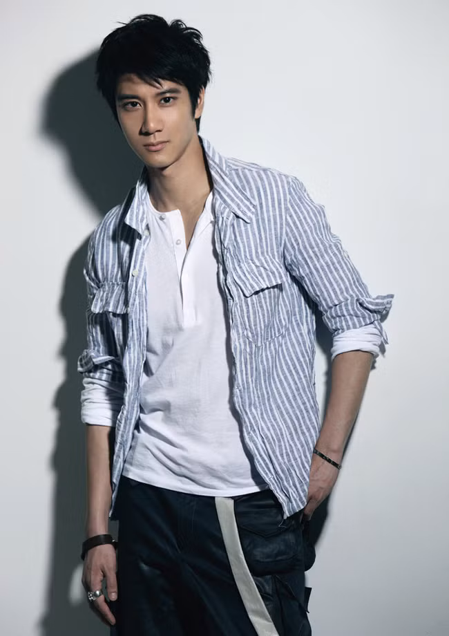 Cùng lúc đảm nhiệm vị trí ca sỹ, nhạc sỹ, diễn viên và đạo diễn, Vương Lực Hoành còn khiến nhiều người ghen tỵ vì số tài lẻ thú vị của mình.