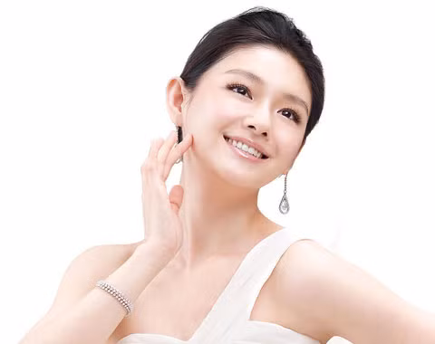 6. Từ Hy Viên Từ Hy Viên sinh năm 1976 tại Đài Loan trong một gia đình đơn thân (cha mẹ ly hôn từ sớm, các chị em gái sống chung với mẹ). Từ Hy Viên ra nhập làng giải trí hết sức tình cờ và ít người biết được rằng cơ hội đến từ cô em gái Từ Hy Đệ khi cô em được mời tới studio thử độ “ăn hình”. Từ Hy Viên đóng vai trò “người bảo hộ” kiêm “kiểm soát viên” nhưng lại nhanh chóng “lọt vào mắt xanh” của các chuyên gia phát hiện ngôi sao. Kể từ đó, ý tưởng thành lập cặp đôi chị em nghệ sĩ cho nhóm nhạc ASOS ra đời. Cũng từ thời điểm này, nghệ danh Đại S và Tiểu S đã gắn liền với chị em Từ Hy Viên, Từ Hy Đệ. 6. Từ Hy Viên Từ Hy Viên sinh năm 1976 tại Đài Loan trong một gia đình đơn thân (cha mẹ ly hôn từ sớm, các chị em gái sống chung với mẹ). Từ Hy Viên ra nhập làng giải trí hết sức tình cờ và ít người biết được rằng cơ hội đến từ cô em gái Từ Hy Đệ khi cô em được mời tới studio thử độ “ăn hình”. Từ Hy Viên đóng vai trò “người bảo hộ” kiêm “kiểm soát viên” nhưng lại nhanh chóng “lọt vào mắt xanh” của các chuyên gia phát hiện ngôi sao. Kể từ đó, ý tưởng thành lập cặp đôi chị em nghệ sĩ cho nhóm nhạc ASOS ra đời. Cũng từ thời điểm này, nghệ danh Đại S và Tiểu S đã gắn liền với chị em Từ Hy Viên, Từ Hy Đệ.