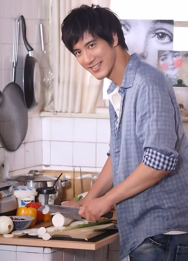 Vương Lực Hoành sinh năm 1976, từng có thời gian dài sống và học tập tại Mỹ. Từ khi khời nghiệp ca hát vào năm 1995 cho tới nay anh đã phát hành được gần 30 albums nhạc và từng 4 lần đoạt giải thưởng Golden Melody Award.