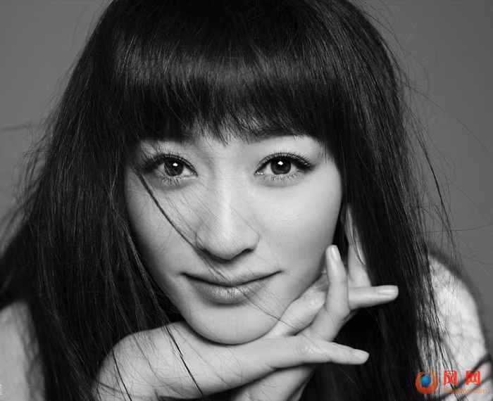 Không mấy khéo léo trong việc trò chuyện với báo chí, Lý Tiểu Nhiễm gánh chịu khá nhiều bất lợi, người ta nói cô kiêu kỳ, tự mãn… Song đối lập với mọi điều thị phi, Lý Tiểu Nhiễm vẫn là một diễn viên “hot” hiện nay. Không mấy khéo léo trong việc trò chuyện với báo chí, Lý Tiểu Nhiễm gánh chịu khá nhiều bất lợi, người ta nói cô kiêu kỳ, tự mãn… Song đối lập với mọi điều thị phi, Lý Tiểu Nhiễm vẫn là một diễn viên “hot” hiện nay.