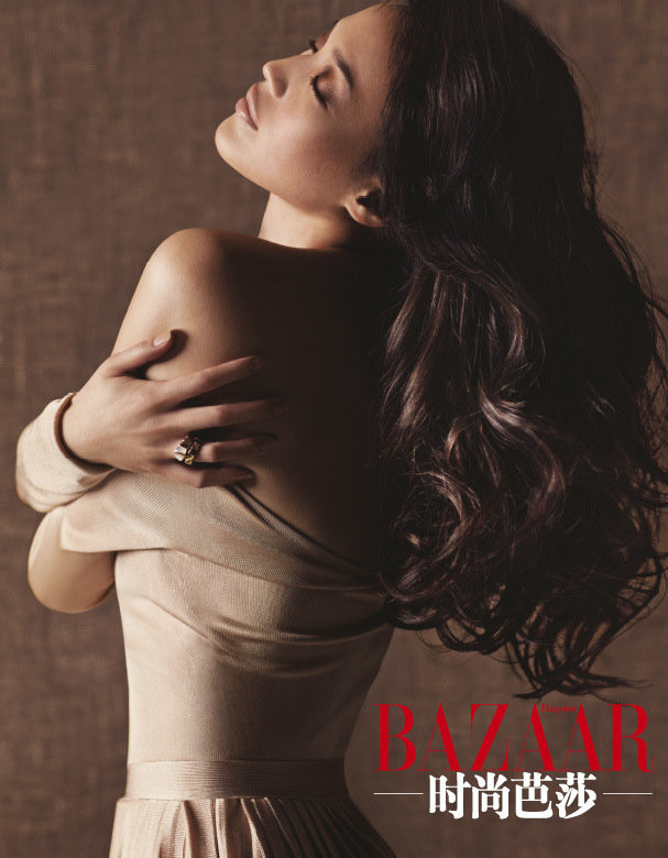 5. Thư Kỳ Thư Kỳ sinh ra trong một gia đình không mấy khá giả tại Tân Điếm, Tân Bắc, Trung Quốc. Cô sinh ngày 16/4/1976, chuyển tới Hồng Kông năm 17 tuổi. Cô bắt đầu sự nghiệp giải trí với vai người mẫu chụp ảnh gợi cảm trên trang bìa tạp chí Penthouse của Hồng Kông tháng 2 năm 1995 và cả phiên bản tiếng Trung của tạp chí Playboy. Liền kề sau đó, cô nhận được lời mời tham gia diễn xuất phim cấp 3 với khoản thù lao rẻ mạt. Bản thân Thư Kỳ luôn thẳng thắn không tránh né quá khứ này nhưng về số lượng băng đĩa có cảnh ‘mát mẻ’ của mình, cô luôn giữ một khoảng cách nhất định, không muốn chia sẻ thành thật với công chúng.. 5. Thư Kỳ Thư Kỳ sinh ra trong một gia đình không mấy khá giả tại Tân Điếm, Tân Bắc, Trung Quốc. Cô sinh ngày 16/4/1976, chuyển tới Hồng Kông năm 17 tuổi. Cô bắt đầu sự nghiệp giải trí với vai người mẫu chụp ảnh gợi cảm trên trang bìa tạp chí Penthouse của Hồng Kông tháng 2 năm 1995 và cả phiên bản tiếng Trung của tạp chí Playboy. Liền kề sau đó, cô nhận được lời mời tham gia diễn xuất phim cấp 3 với khoản thù lao rẻ mạt. Bản thân Thư Kỳ luôn thẳng thắn không tránh né quá khứ này nhưng về số lượng băng đĩa có cảnh ‘mát mẻ’ của mình, cô luôn giữ một khoảng cách nhất định, không muốn chia sẻ thành thật với công chúng..