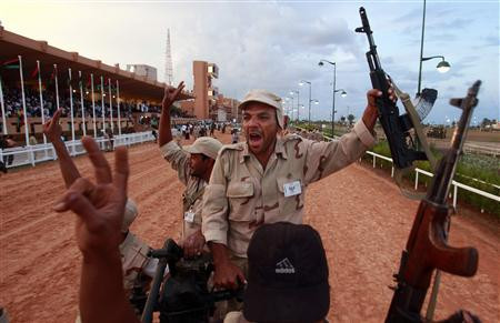 Những tay súng của lực lượng nổi dậy đang ăn mừng khi chiếm được một số vùng phía đông thành phố Sirte Những tay súng của lực lượng nổi dậy đang ăn mừng khi chiếm được một số vùng phía đông thành phố Sirte
