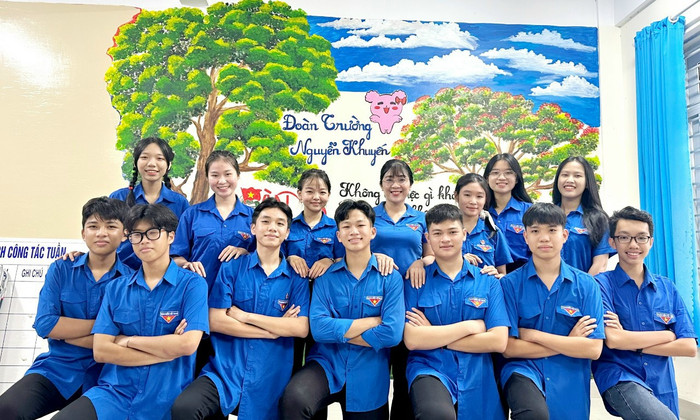 Cô Võ Thị Tâm Bí thư Đoàn Trường Trung học phổ thông Nguyễn Khuyến(ở giữa, hàng sau) - NVCC Cô Võ Thị Tâm Bí thư Đoàn Trường Trung học phổ thông Nguyễn Khuyến(ở giữa, hàng sau) - NVCC