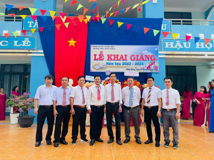 Thầy giáo Đặng Văn Tuân (ngoài cùng bên trái) Bí thư chi bộ Trường Trung học cơ sở Bưng Riềng. Ảnh NVCC