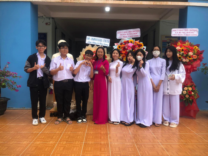 Cô giáo Hà Lưu Dung (áo đỏ), giáo viên Trường Trung học cơ sở Bưng Riềng. Cô giáo Hà Lưu Dung (áo đỏ), giáo viên Trường Trung học cơ sở Bưng Riềng.