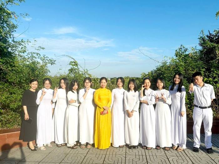 Cô giáo Trịnh Thị Thanh (áo vàng) Tổ trưởng tổ Ngữ văn, Trường Trung học phổ thông Chuyên Lê Qúy Đôn (Bà Rịa – Vũng Tàu) Cô giáo Trịnh Thị Thanh (áo vàng) Tổ trưởng tổ Ngữ văn, Trường Trung học phổ thông Chuyên Lê Qúy Đôn (Bà Rịa – Vũng Tàu)