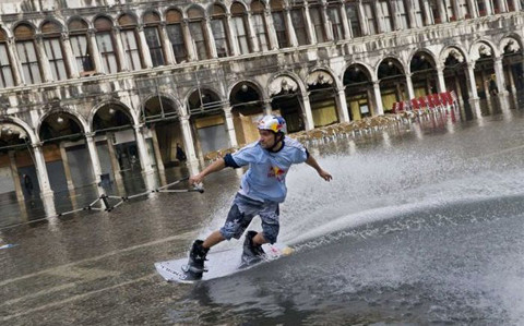 Dân chơi không sợ mưa rơi, ngập lụt. Dân chơi không sợ mưa rơi, ngập lụt.