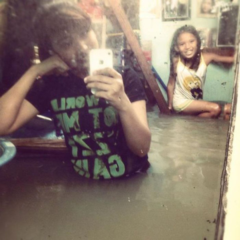 Mưa lũ cũng không cản được trào lưu chụp ảnh tự sướng của teen. Mưa lũ cũng không cản được trào lưu chụp ảnh tự sướng của teen.