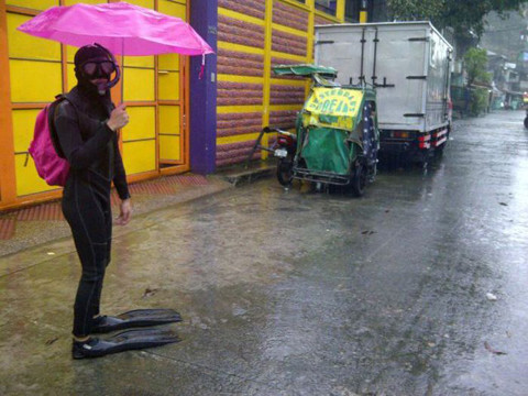 Đi ra ngoài mặc như này sẽ không sợ ướt. Đi ra ngoài mặc như này sẽ không sợ ướt.