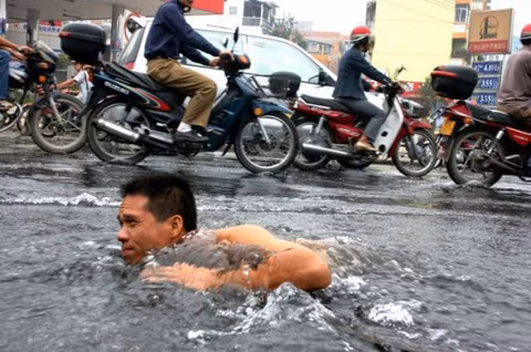 Tranh thủ tắm giữa đường.