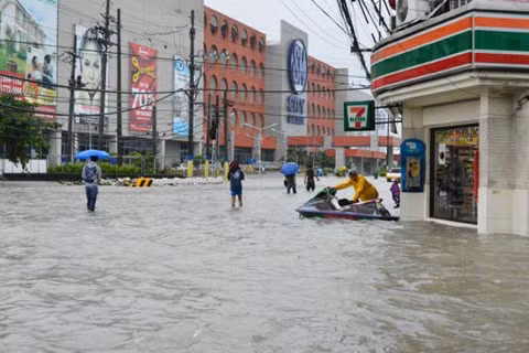 Phương tiện đi làm mới cho ngày mưa lũ.