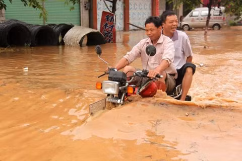Xe khủng, ngập lút thân vẫn không chết máy.