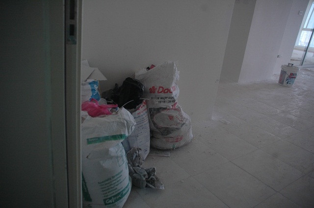 Rác vẫn nằm án ngữ trước cửa ra vào. Rác vẫn nằm án ngữ trước cửa ra vào.