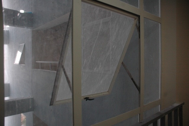 Bụi bám đầy cửa sổ kính... Bụi bám đầy cửa sổ kính...