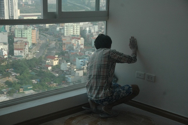 Người thợ này vẫn miệt mài gấp rút cho công trình dở dang. Người thợ này vẫn miệt mài gấp rút cho công trình dở dang.