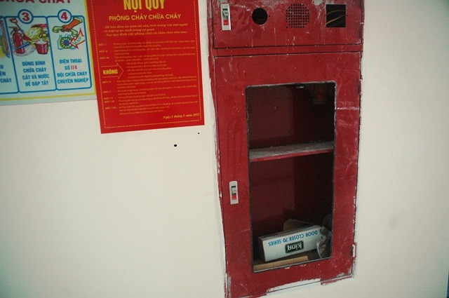 Còn chưa hoàn thiện các hạng mục thiết yếu nhưng ông Trần Thế Anh, Trưởng Ban pháp chế Tập đoàn FLC trả lời trên PLVN rằng: “Chúng tôi đã thành lập tổ xử lý công nợ với các kế hoạch hành động cụ thể. Trước tiên là thuyết phục khách hàng tới nhận bàn giao, thanh toán nốt 30% giá trị căn hộ theo đúng hợp đồng. Những khách hàng không đến nhận bàn giao, không nộp nốt số tiền còn lại đúng theo hợp đồng, Tổ xử lý công nợ sẽ tiến hành xử lý căn hộ. Chủ đầu tư có quyền thanh lý căn hộ này cho bên thứ 3, trả lại phần tiền khách hàng đã nộp”. Còn chưa hoàn thiện các hạng mục thiết yếu nhưng ông Trần Thế Anh, Trưởng Ban pháp chế Tập đoàn FLC trả lời trên PLVN rằng: “Chúng tôi đã thành lập tổ xử lý công nợ với các kế hoạch hành động cụ thể. Trước tiên là thuyết phục khách hàng tới nhận bàn giao, thanh toán nốt 30% giá trị căn hộ theo đúng hợp đồng. Những khách hàng không đến nhận bàn giao, không nộp nốt số tiền còn lại đúng theo hợp đồng, Tổ xử lý công nợ sẽ tiến hành xử lý căn hộ. Chủ đầu tư có quyền thanh lý căn hộ này cho bên thứ 3, trả lại phần tiền khách hàng đã nộp”.