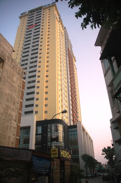 Theo chủ đầu tư FLC, vì khách hàng không đến đóng tiền theo đúng hợp đồng đợt cuối và nhận bàn giao nhà khiến công ty phải bù lỗ nhiều nên tuyên bố bán thanh lý những căn hộ này để thu hồi vốn(!?). Theo chủ đầu tư FLC, vì khách hàng không đến đóng tiền theo đúng hợp đồng đợt cuối và nhận bàn giao nhà khiến công ty phải bù lỗ nhiều nên tuyên bố bán thanh lý những căn hộ này để thu hồi vốn(!?).