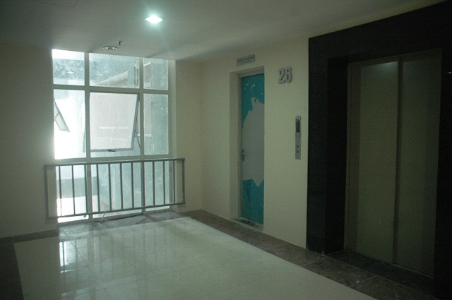 Rồi cầu thang máy vẫn chưa hoạt động ổn định nên khi đến đây khách đi lại rất khó khăn, đặc biệt thời điểm bàn giao nhà sắp được triển khai. Cầu thang máy ngưng hoạt động. Rồi cầu thang máy vẫn chưa hoạt động ổn định nên khi đến đây khách đi lại rất khó khăn, đặc biệt thời điểm bàn giao nhà sắp được triển khai. Cầu thang máy ngưng hoạt động.