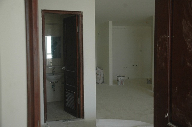 Chủ đầu tư đã khẳng định, hiện đã hoàn thiện thi công và đáp ứng các điều kiện để đưa các căn hộ của toà chung cư cao cấp này vào sử dụng. Chủ đầu tư đã 3 lần gửi thông báo khách hàng mua căn hộ phải tới làm thủ tục nghiệm thu và bàn giao căn hộ với chủ đầu tư, thời gian chậm nhất là đến hết ngày 31/8/2012... Chủ đầu tư đã khẳng định, hiện đã hoàn thiện thi công và đáp ứng các điều kiện để đưa các căn hộ của toà chung cư cao cấp này vào sử dụng. Chủ đầu tư đã 3 lần gửi thông báo khách hàng mua căn hộ phải tới làm thủ tục nghiệm thu và bàn giao căn hộ với chủ đầu tư, thời gian chậm nhất là đến hết ngày 31/8/2012...