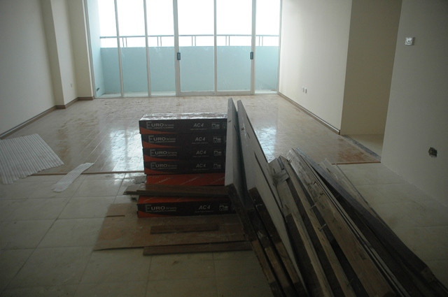 Bên trong hầu hết các căn hộ vẫn rất ngổn ngang... Bên trong hầu hết các căn hộ vẫn rất ngổn ngang...