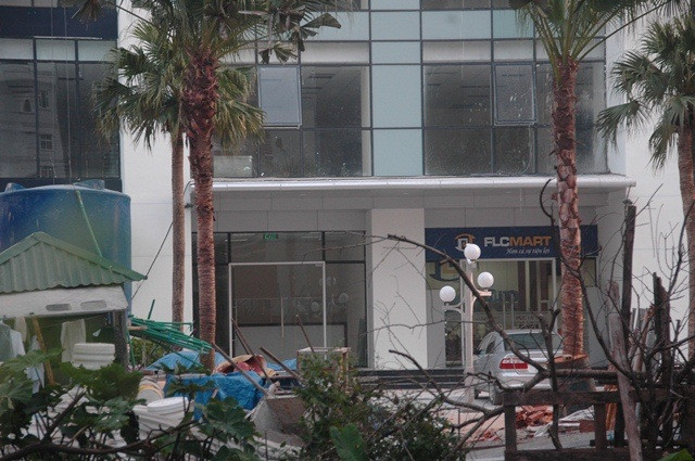 Nhìn từ bên ngoài tòa nhà này vẫn còn khá ngổn ngang, chưa hoàn thiện. Tuy niên ông Doãn Văn Phương, Tổng giám đốc CTCP Tập đoàn FLC, chủ đầu tư Dự án FLC Lanmark Tower đã khẳng định: “Đối với những khách hàng không đến nhận bàn giao nhà, chúng tôi sẽ làm quyết liệt, kể cả việc phải bán phá giá...”. Nhìn từ bên ngoài tòa nhà này vẫn còn khá ngổn ngang, chưa hoàn thiện. Tuy niên ông Doãn Văn Phương, Tổng giám đốc CTCP Tập đoàn FLC, chủ đầu tư Dự án FLC Lanmark Tower đã khẳng định: “Đối với những khách hàng không đến nhận bàn giao nhà, chúng tôi sẽ làm quyết liệt, kể cả việc phải bán phá giá...”.