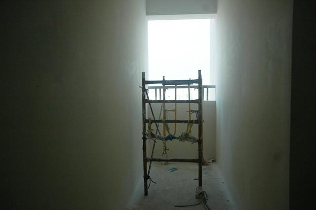 Chiếc giàn giáo vẫn ở lại tại khu nhà A tòa nhà FLC Landmark Tower. Chiếc giàn giáo vẫn ở lại tại khu nhà A tòa nhà FLC Landmark Tower.