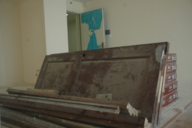 Cánh cửa chưa lắp đặt... Cánh cửa chưa lắp đặt...