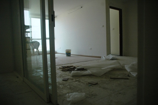 Có mặt tại toà nhà này chiều ngày 24/8, sàn nhà vẫn còn quá bẩn thỉu nhưng theo chủ đầu tư FLC, thời điểm cuối cùng để gia hạn cho những khách hàng chậm trễ nộp tiền sẽ là ngày 31/8/2012. Có mặt tại toà nhà này chiều ngày 24/8, sàn nhà vẫn còn quá bẩn thỉu nhưng theo chủ đầu tư FLC, thời điểm cuối cùng để gia hạn cho những khách hàng chậm trễ nộp tiền sẽ là ngày 31/8/2012.