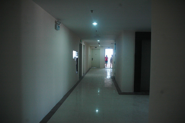 Dù cận kề mãn hạn ngày nộp tiền đợt cuối nhưng tại toàn nhà A (FLC Landmark Tower) chỉ thấy lác đác một vài khách hàng đến xem các căn hộ mình chuẩn bị đến ở. Dù cận kề mãn hạn ngày nộp tiền đợt cuối nhưng tại toàn nhà A (FLC Landmark Tower) chỉ thấy lác đác một vài khách hàng đến xem các căn hộ mình chuẩn bị đến ở.