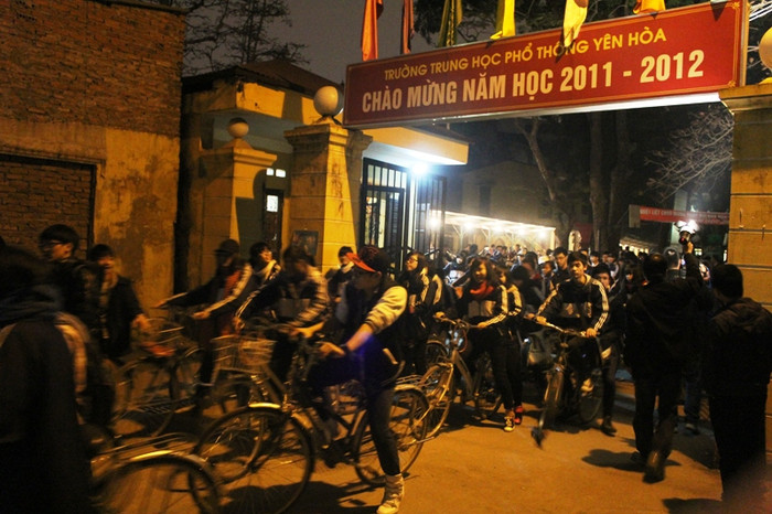 Học sinh ra về lúc trời nhá nhem tối và rất lạnh - Ảnh: X.Trung Học sinh ra về lúc trời nhá nhem tối và rất lạnh - Ảnh: X.Trung