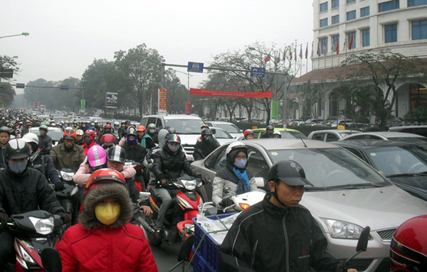 1. Hà Nội chính thức điều chỉnh giờ học, giờ làm Từ 1/2, Hà Nội điều chỉnh giờ học, giờ làm, giờ kinh doanh đối với các cơ quan, tổ chức, trường học ở 10 quận Ba Đình, Hoàn Kiếm, Đống Đa, Hai Bà Trưng, Tây Hồ, Cầu Giấy, Thanh Xuân, Hà Đông, Hoàng Mai, Long Biên, huyện Từ Liêm và Thanh Trì. Các trường đại học, học viện, cao đẳng, trung học chuyên nghiệp, dạy nghề, trung học phổ thông bắt đầu học từ trước 7h, kết thúc sau 19h. Các trường mầm non, tiểu học, trung học cơ sở học từ 8h và kết thúc vào 17h. Các cơ quan, tổ chức bắt đầu làm việc vào 8h và kết thúc vào 17h. Các trung tâm thương mại dịch vụ (trừ ngân hàng, tài chính) bắt đầu làm từ 9h và kết thúc sau 19h. Nhà máy, xí nghiệp làm theo ca, lực lượng vũ trang nhân dân... giữ nguyên thời gian làm việc như hiện tại. 1. Hà Nội chính thức điều chỉnh giờ học, giờ làm Từ 1/2, Hà Nội điều chỉnh giờ học, giờ làm, giờ kinh doanh đối với các cơ quan, tổ chức, trường học ở 10 quận Ba Đình, Hoàn Kiếm, Đống Đa, Hai Bà Trưng, Tây Hồ, Cầu Giấy, Thanh Xuân, Hà Đông, Hoàng Mai, Long Biên, huyện Từ Liêm và Thanh Trì. Các trường đại học, học viện, cao đẳng, trung học chuyên nghiệp, dạy nghề, trung học phổ thông bắt đầu học từ trước 7h, kết thúc sau 19h. Các trường mầm non, tiểu học, trung học cơ sở học từ 8h và kết thúc vào 17h. Các cơ quan, tổ chức bắt đầu làm việc vào 8h và kết thúc vào 17h. Các trung tâm thương mại dịch vụ (trừ ngân hàng, tài chính) bắt đầu làm từ 9h và kết thúc sau 19h. Nhà máy, xí nghiệp làm theo ca, lực lượng vũ trang nhân dân... giữ nguyên thời gian làm việc như hiện tại.