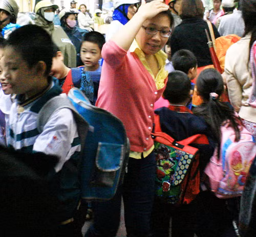 Ở bậc tiểu học cũng không khá hơn khi các cháu mỏi cổ đợi cha mẹ đến đón Ở bậc tiểu học cũng không khá hơn khi các cháu mỏi cổ đợi cha mẹ đến đón